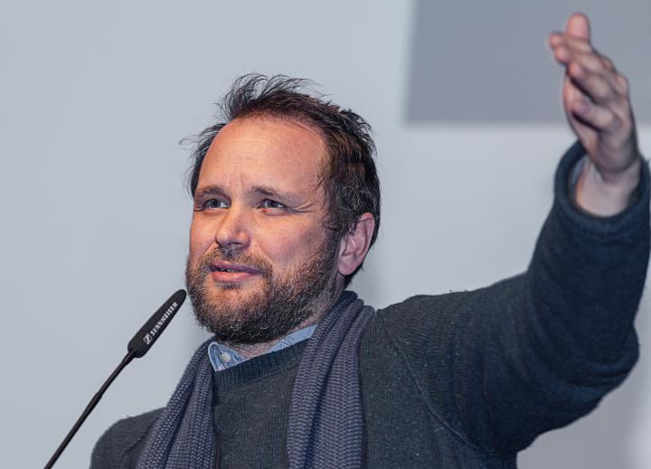 The photo shows Tomás Saraceno during his presentation at the Frei Otto Symposium.