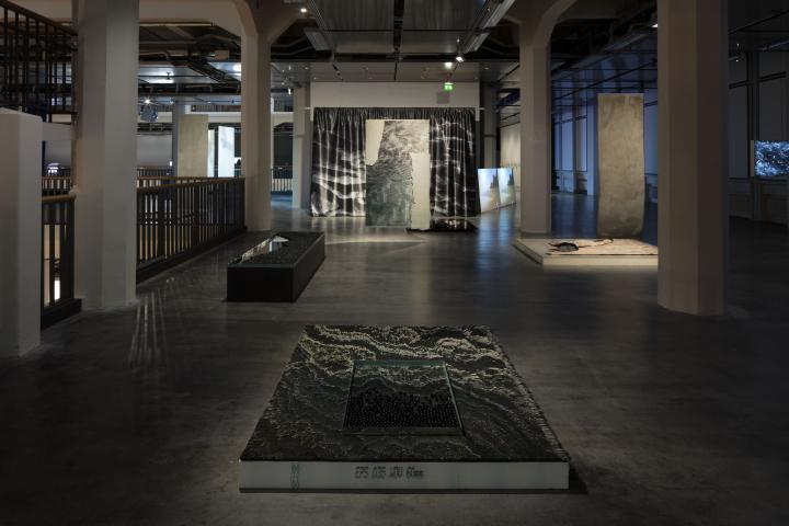 In der Ausstellungs »Hybrid Layers« sind verschiedene Kunstwerke zu sehen, die aus verschiedenen Materialien bestehen, zum Beispiel aus Murmeln.