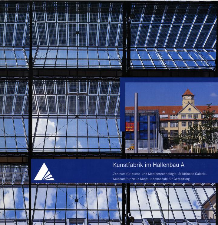 Das Cover zeigt den Himmel, gesehen durch das verglaste Dach der Lichthöfe des ZKM, sowie eine Außenansicht des Museum und des Glaskubus.