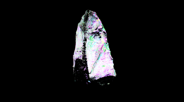 Digital veränderte Darstellung eines spitzen Steins auf schwarzem Hintergrund