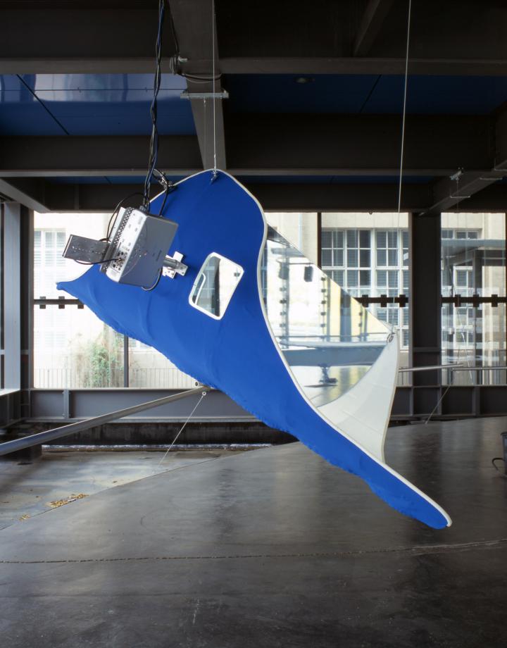 Image of the freely pending sound sculpture by Marco Preitschopf