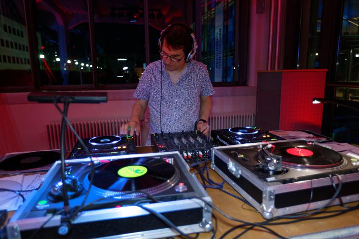 DJ Zipo während eines DJ-Sets auf dem ZKM_Musikbalkon im Rahmen des Festivals »Sonic Experiments« im Juli 2015.