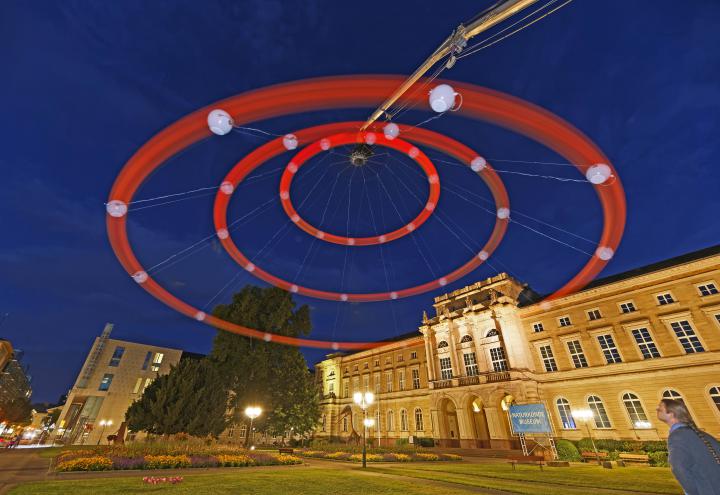 Ein riesiger roter Kreisel im Karlsruher Nachthimmel