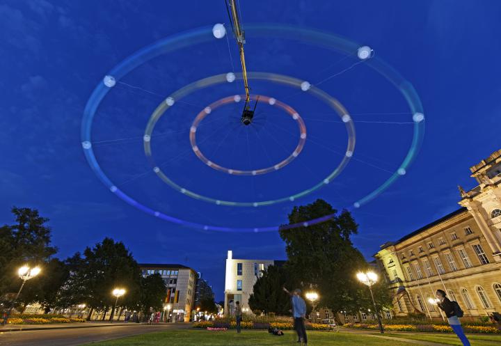 Ein riesiger bunter Kreisel im Karlsruher Nachthimmel