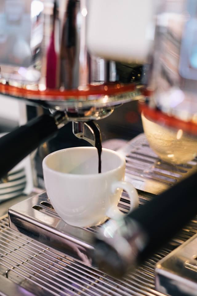 Kaffee kommt aus einer Maschine in die Tasse
