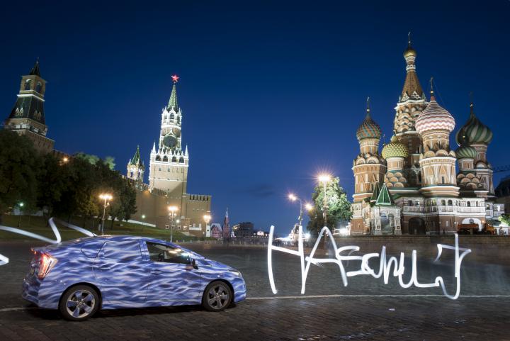 Ein Auto auf einem Platz in Russland