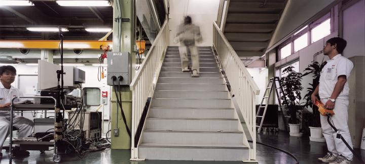 Ein Roboter geht die Treppe in einem Industriegebäude hoch