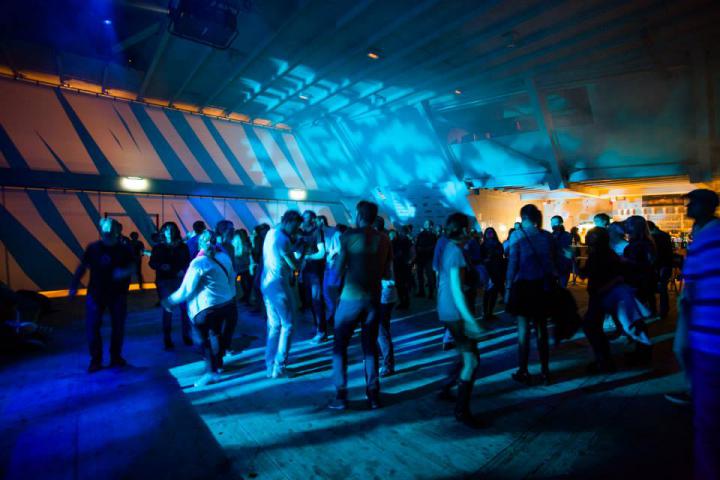 Menschen tanzen im Pavillon