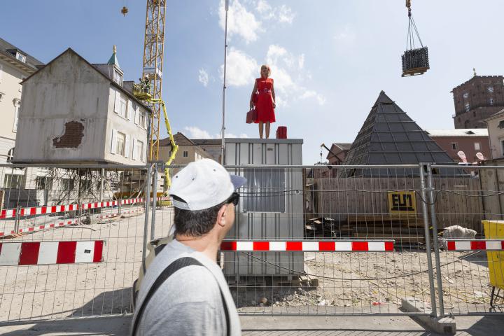 Eine Frau steht mitten auf der Baustelle