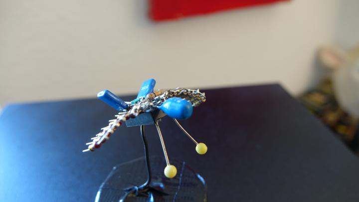 Eine Fliege, zusammengelötet aus Elektroschrott