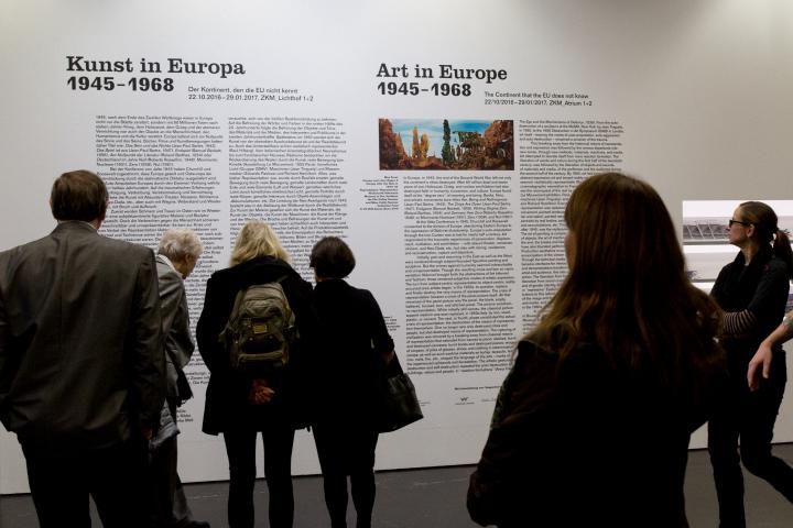 Besucher am Eingang der Ausstellung »Kunst in Europa 1945–1968«