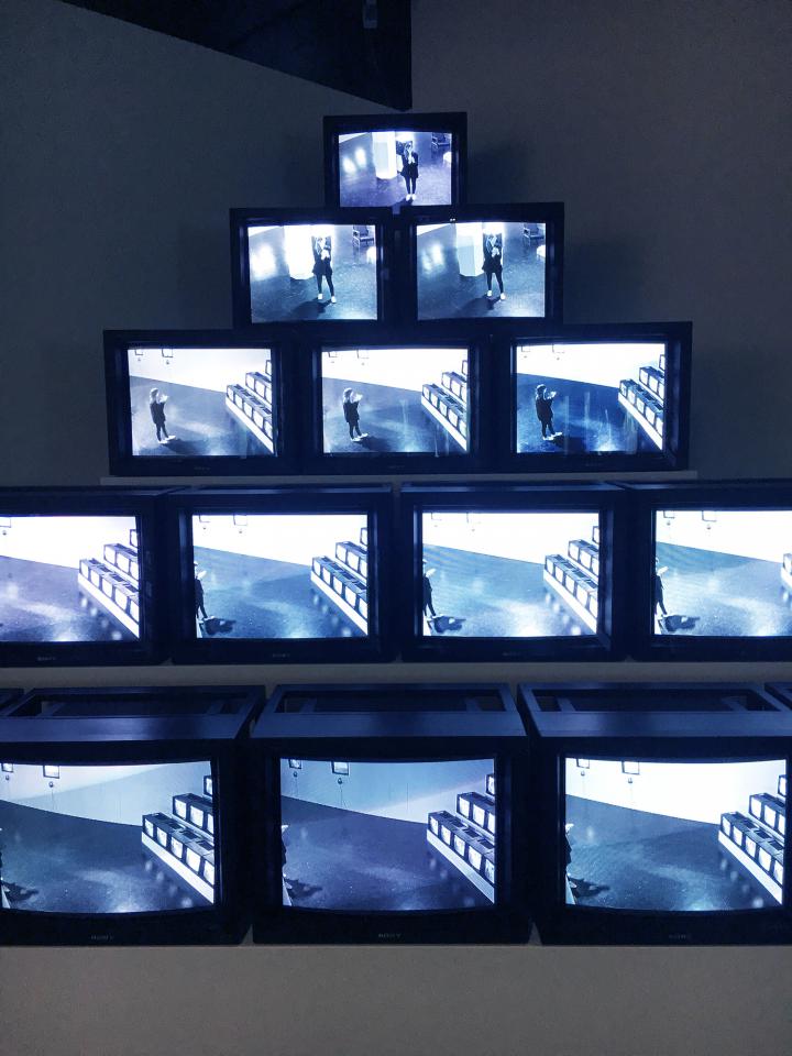 Blick in die Ausstellung »Radical Software«: Blick auf die Videoinstallation »Track Trace« von Frank Gillette.