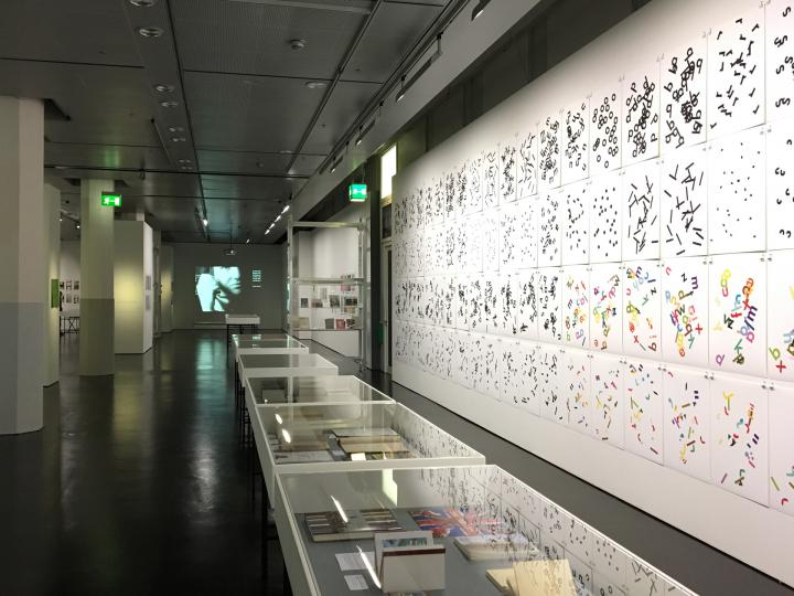 Blick in die Ausstellung »Hansjörg Mayer. The Smell of Ink«