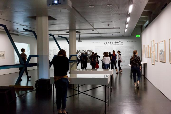 View of the exhibition »Centerbeam. A Performative Sculpture by CAVS«
