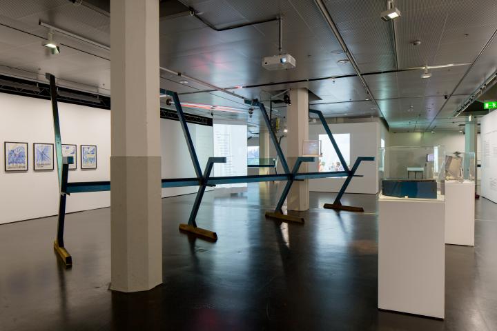 Blick in die Ausstellung »Centerbeam. Eine performative Skulptur des CAVS«