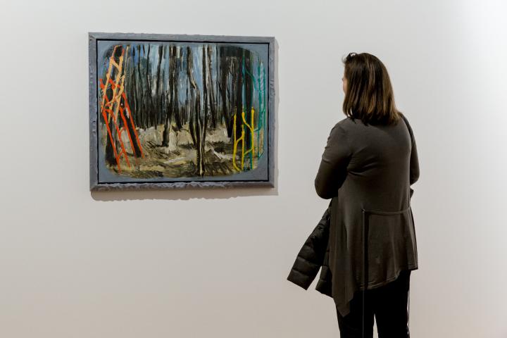 Das Foto zeigt eine Frau vor einem Gemälde von Markus Lüpertz