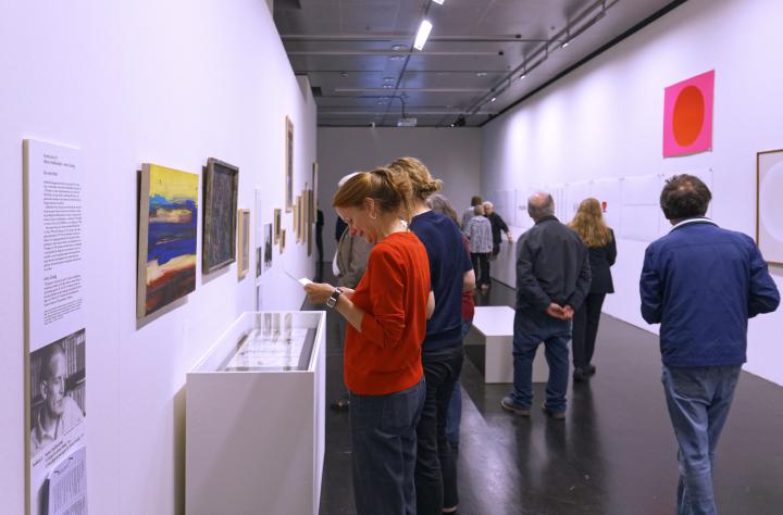 Visitor at the exhibition »Helmut Heißenbüttel: schreiben sammeln senden«