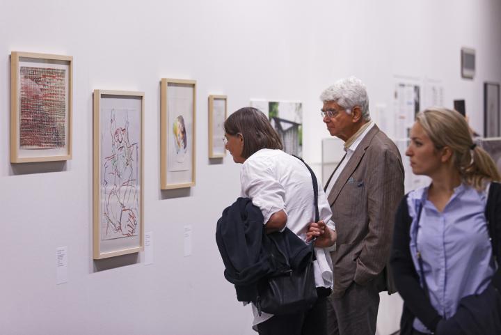 Visitors at the exhibition »Helmut Heißenbüttel: schreiben sammeln senden«