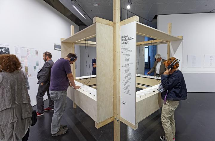 Blick in die Ausstellung »Helmut Heißenbüttel: schreiben sammeln senden«