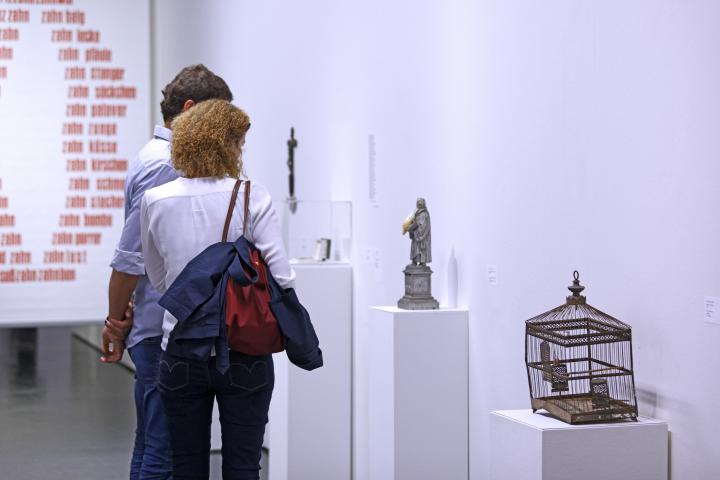 Das Foto zeigt Besucher vor Kunsterwerken Konrad Balder Schäuffelens