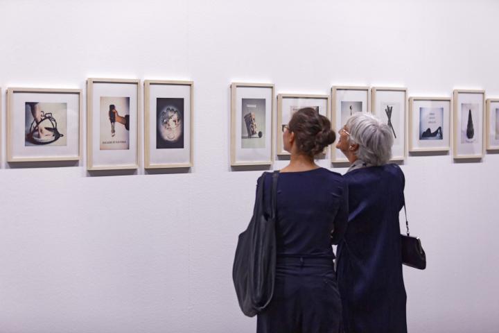 Visitors at the exhibition »Konrad Balder Schäuffelen: language is a body, forsooth«