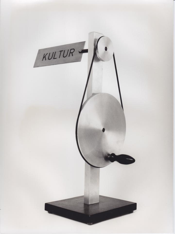 Eine manuelle Kurbelmaschine mit einem Schild "Kultur"