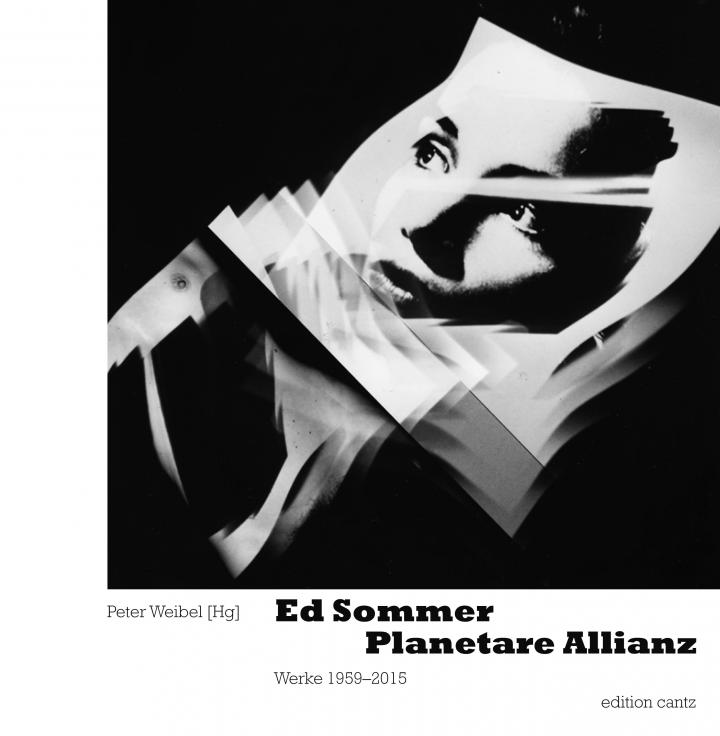 Cover des Buches »Ed Sommer. Planetare Allianz«: Schwarz-Weiß-Foto eines Frauengesichts schwebt im schwarzen Raum