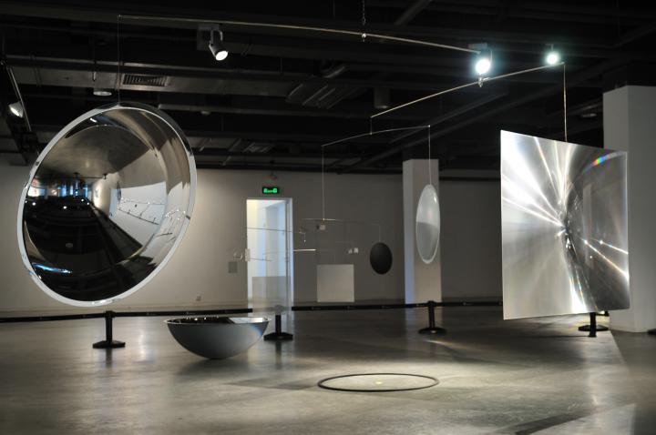 Ansicht der Installation Transoptics IV von Dieter Jung in der OCT Art & Design Gallery