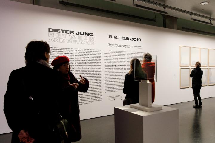 Visitors at the exhibition »Dieter Jung. Between and Beyond« 