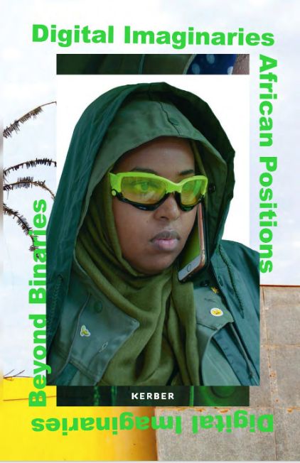Fotografie einer Person im Porträt mit grüner Brille und grüner Kleidung