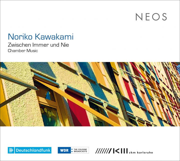 Cover der Audio-CD »Zwischen Immer und Nie«, Gebäudefassade mit bunten Jalousien