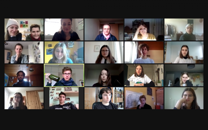 The picture shows a gallery view of different people in video conversation. The picture was created as part of the Cultural Academy Baden-Württemberg 2020/21.