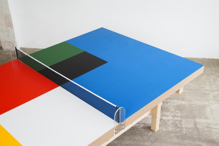Tischtennisplatte mit bunten Farbfeldern