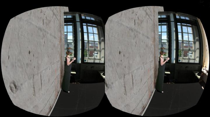 Zweigeteilte Darstellung einer Frau mit einer VR-Brille in einem Raum