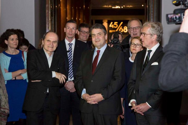 Curator Eckhart Gillen and Sigmar Gabriel at the exhibition opening in Moscow.