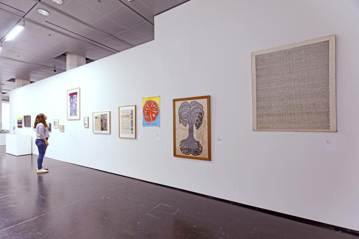 Besucher der Ausstellung »Helmut Heißenbüttel: schreiben sammeln senden«