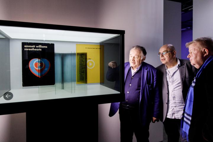 Peter Weibel in front of a showcase with virtual books at the exhibition »Writing the History of the Future«