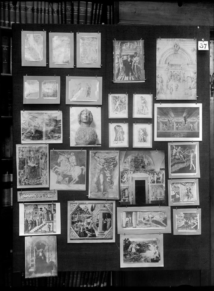 Aufnahme der Tafel 32 des Mnemosyne Bilderatlas: Schwarze Tafel mit Fotos unterschiedlicher Kunstwerke