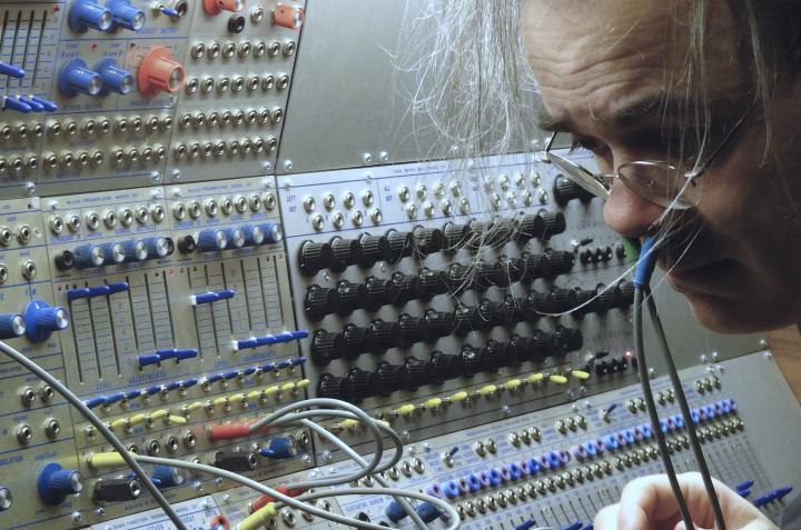 Frederic Acquaviva vor einem Synthesizer. 