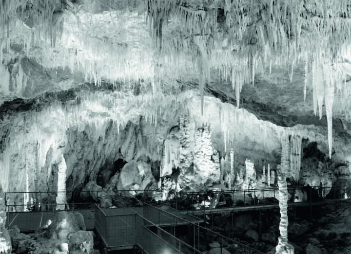 Eine Schwarzweißfotografie der Tropfsteinhöhle ”Grotte des Canalettes“
