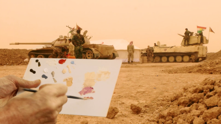 Im Hintergrund sind zwei Panzer und Soldaten zu sehen. Im Vordergrund sind zwei Hände, die ein Papier in der Hand halten, auf dem ein Bild gemalt wird.