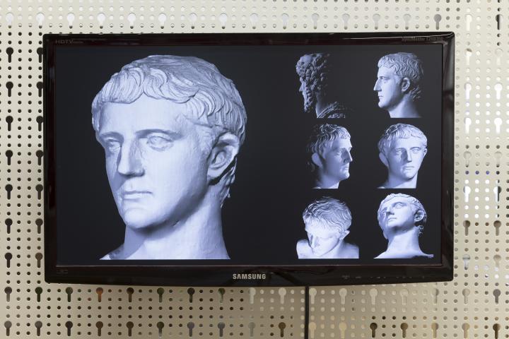 Verschiedene Ansichten einer antiken Statue auf einem Flatscreen Monitor.