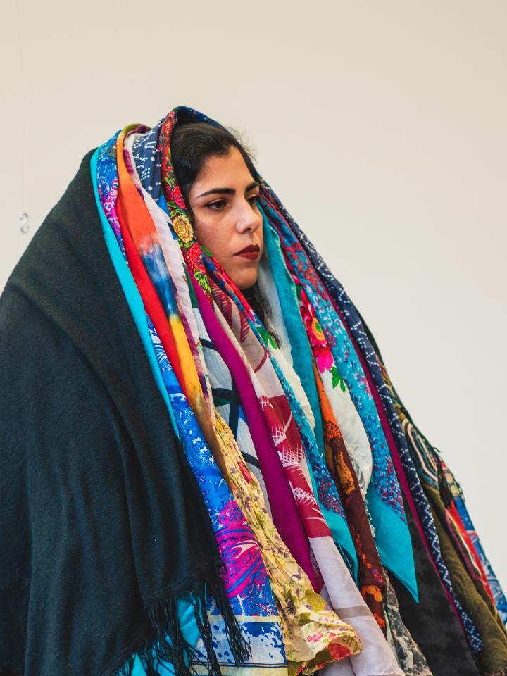 Auf dem Bild ist Farzane Vaziritabar mit sehr vielen Kopftüchern zu sehen.