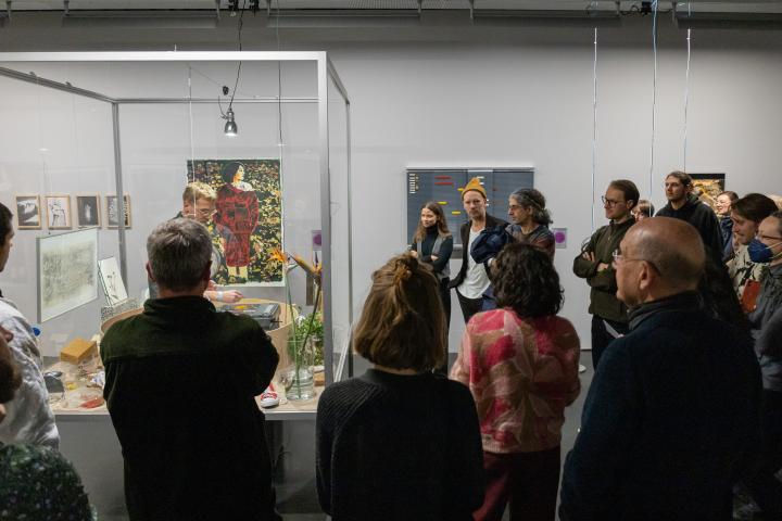 Exhibition view »Matter. Non-Matter. Anti-Matter« at ZKM | Center for Art and Media Karlsruhe, 2022. Several people gather around a glass box, in which different objects lie.