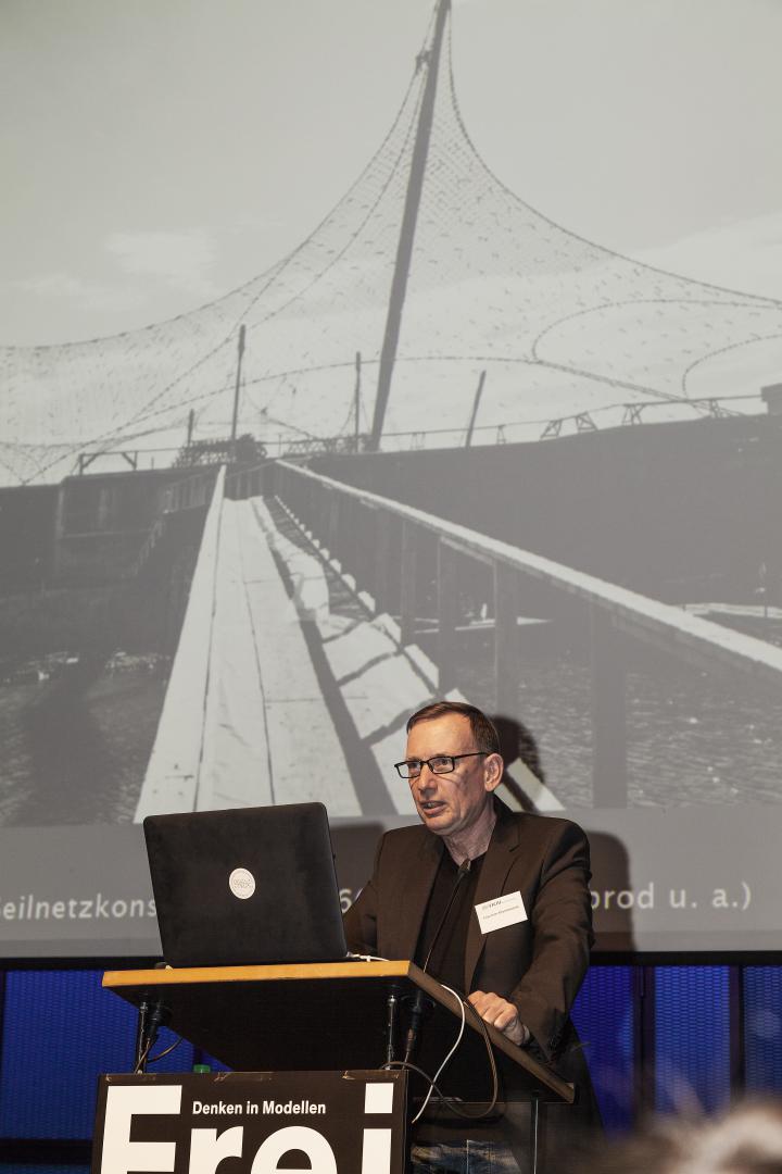 Joachim Kleinmanns during his lecture at the Frei Otto Symposium »Architecture as a Suspected Future«