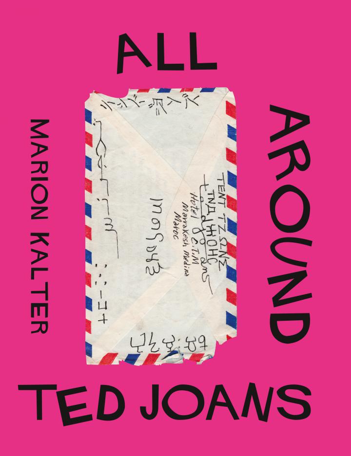 Pinkfarbene Titelseite mit dem Bild eines beschrifteten Briefumschlags, schwarze Schrift.