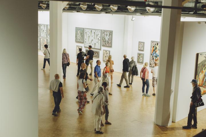 Visitors to the exhibition »Markus Lüpertz. Kunst, die im Wege steht«