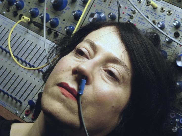 Mezzosopranistin Loré Lixenberg mit Elektro-Kabel in der Nase