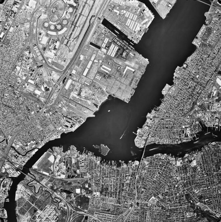 Jersey City von oben. Häuser und ein Fluß.