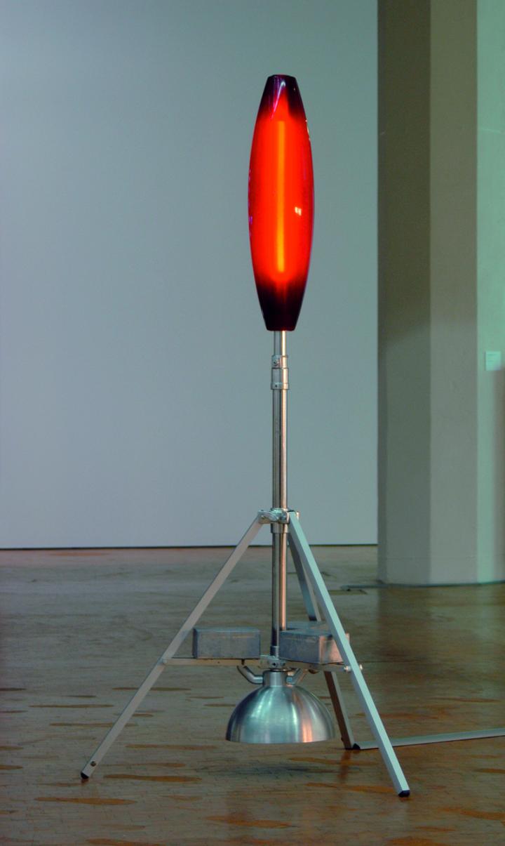 Jonathan Borofsky, »Heart Light«, 1991, Gießharz, Aluminiumständer mit Neonleuchte, Audioelektronik mit digital aufgenommenem Herzschlag des Künstlers